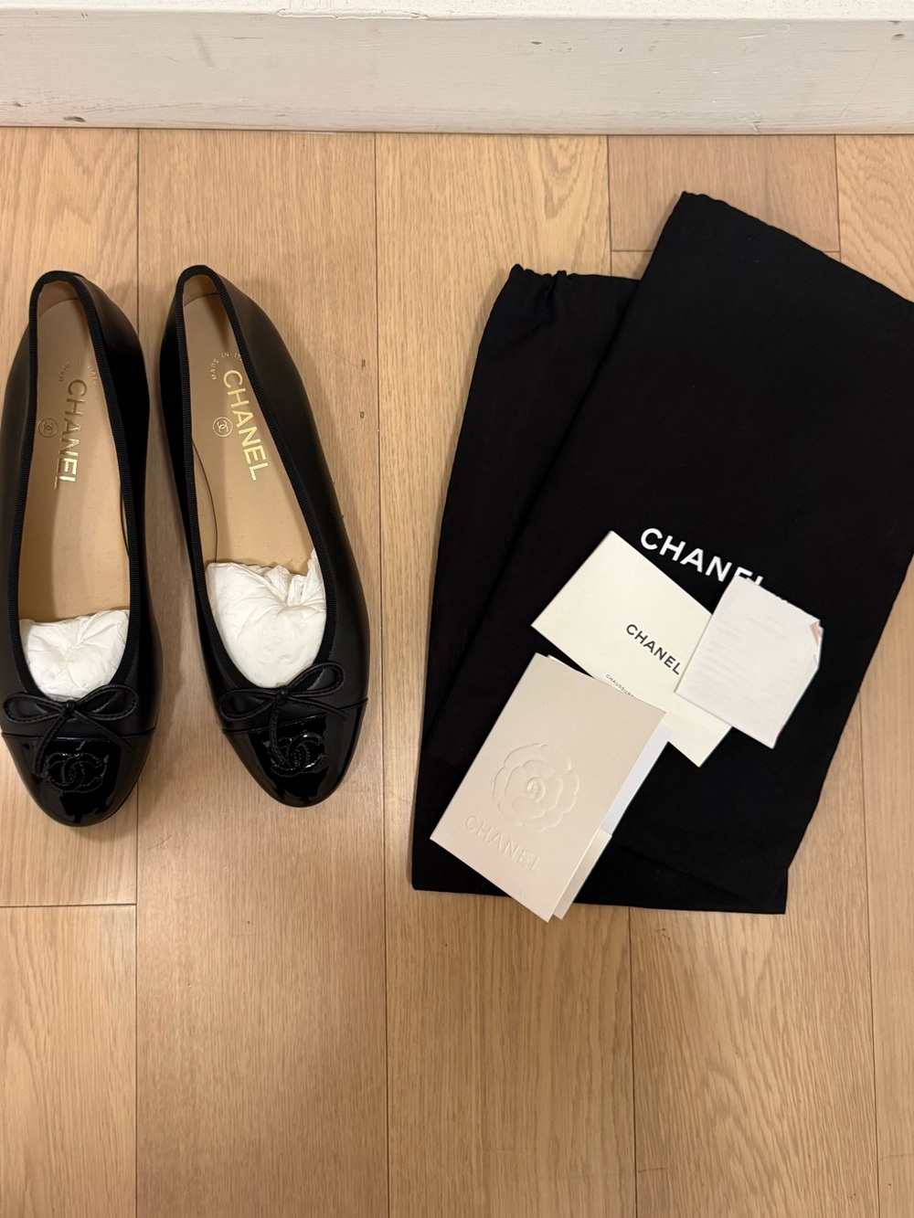 CHANEL Black Leather Ballet Flats with Patent Cap Toe and Bow - Picture 4 of 5